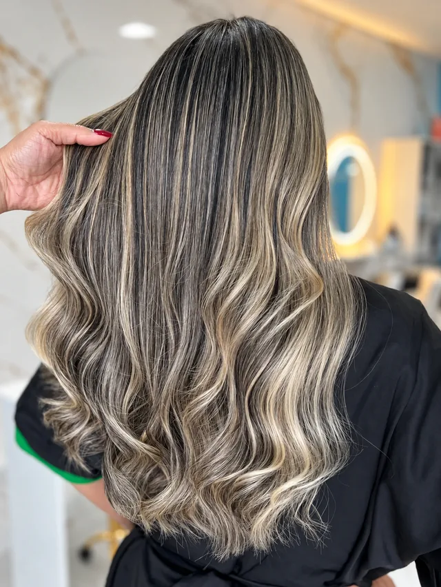 Cabelo longo com mechas e ondas na finalização
