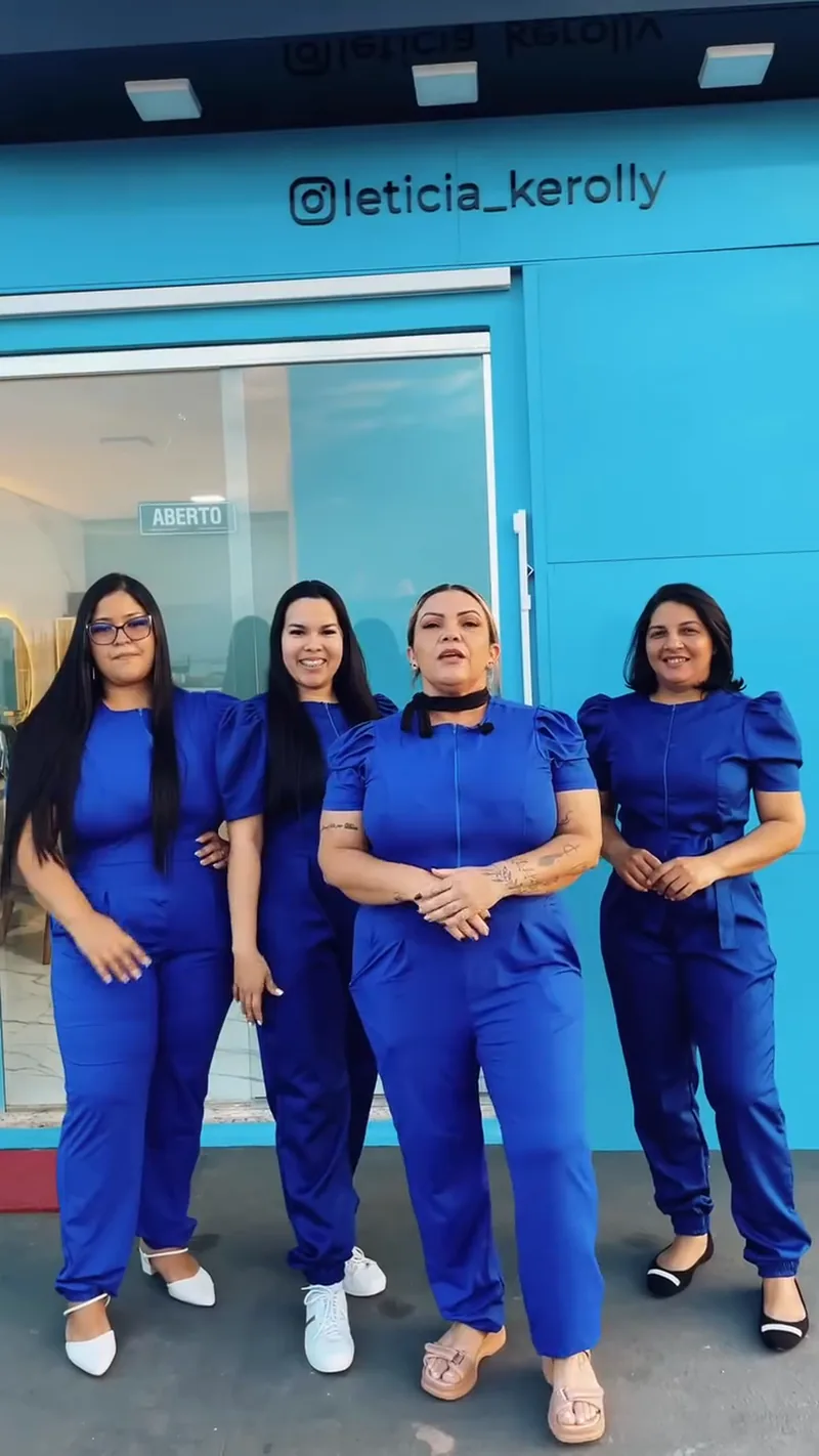 Letícia e sua equipe na entrada do centro de estética