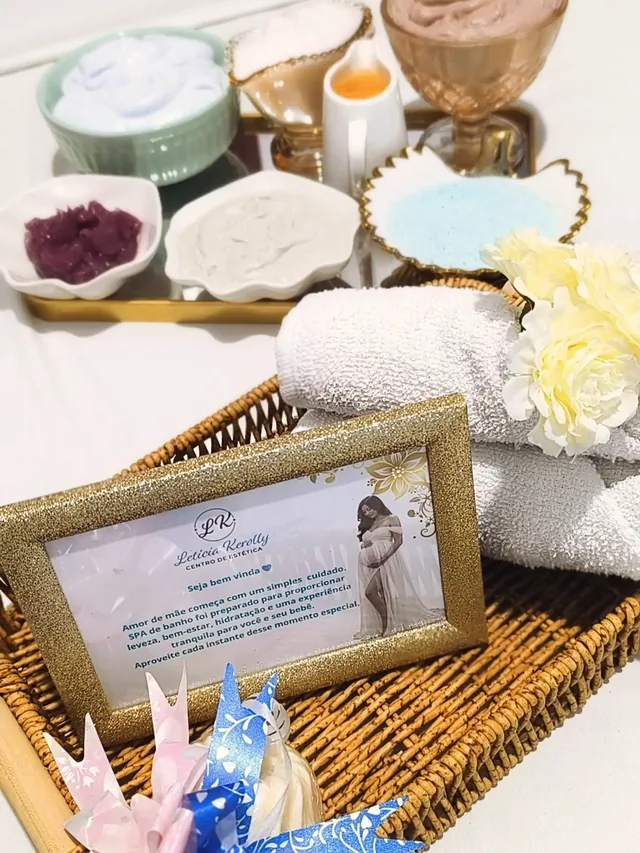 Bandeja de spa preparada com toalhas e produtos