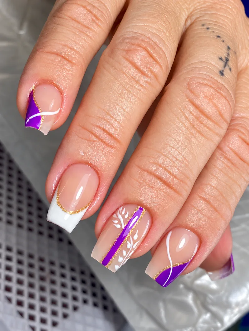 Unhas esmaltadas com acabamento delicado