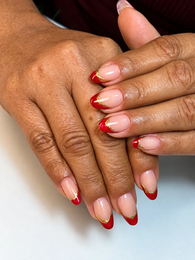 Unhas com esmaltação vermelha